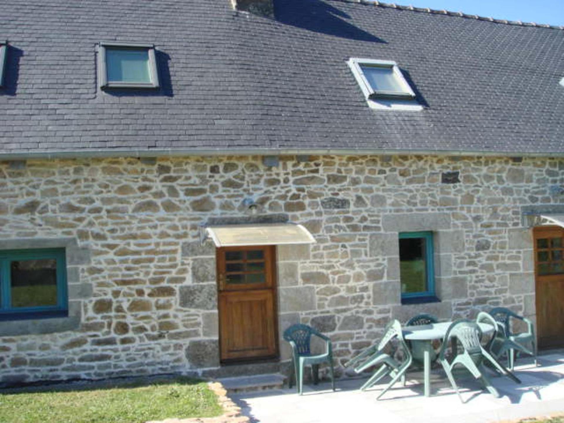 Captivating 2-Bed House With Log Burner In Kerien Exterior photo